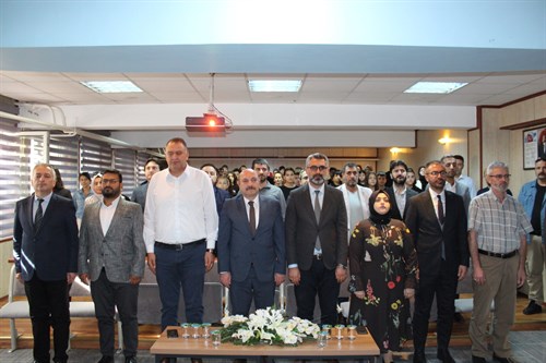 Kaymakamımız Edip ÇAKICI, Mahmut Kemal İnal İmam Hatip Ortaokulunda düzenlenen 15 Temmuz Demokrasi ve Birlik Günü programına katıldı