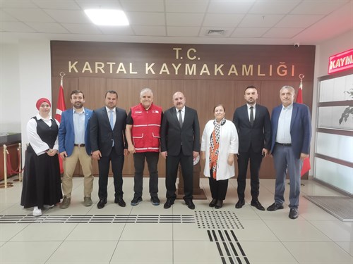 Kızılay Kartal Şube Başkanı Hüseyin ÖZKUL ve yönetimi, Kaymakamımız Edip ÇAKICI' yı ziyaret ettiler